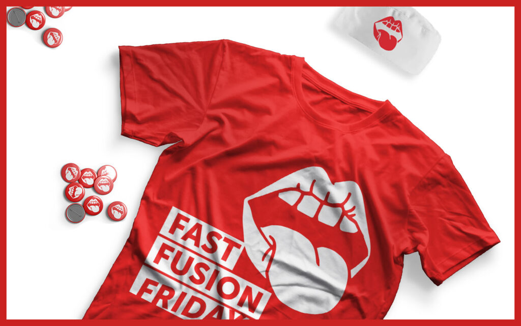 Pins, röd t-shirt och en kockmössa. Samtliga med logotypen för konceptet Fast Fusion Friday.